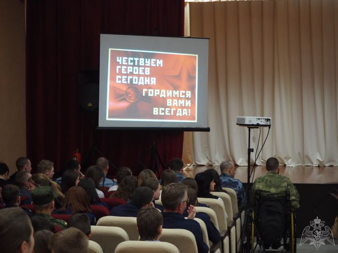 В Белгороде руководство Росгвардии приняло участие в литературно-музыкальном вечере «Чествуем Героев сегодня – гордимся Вами всегда»
