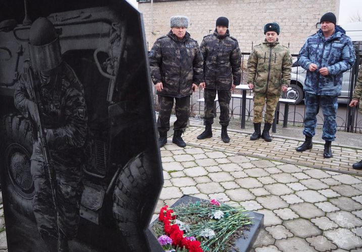 Белгородские росгвардейцы почтили память боевого товарища, погибшего при исполнении служебного долга