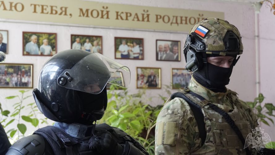 Командир ОМОН полковник Виктор Павлов и депутат Белгородского городского Совета Сергей Фуглаев провели урок мужества с белгородскими школьниками