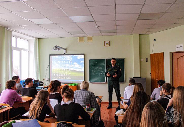 В рамках информационной акции «С чего начинается Родина» офицер Росгвардии рассказал белгородским школьникам о высших учебных заведениях силовой структуры