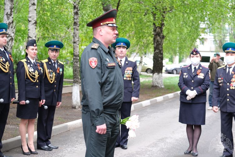 В Белгороде росгвардейцы совместно с пограничниками провели парад Победы под окнами ветерана Великой Отечественной войны