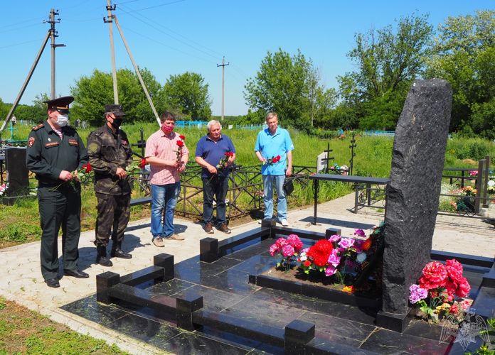 Белгородские росгвардейцы приняли участие в торжественном открытии мемориальной доски памяти сотрудника СОБР Алексея Михайлова, погибшего при исполнении служебного долга