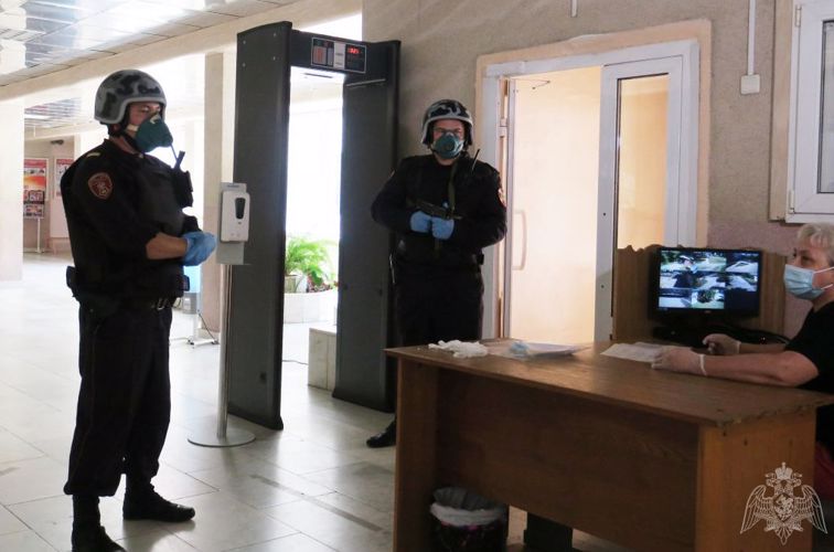 Сотрудники Росгвардии проводят проверку антитеррористической защищенности школ Старого Оскола