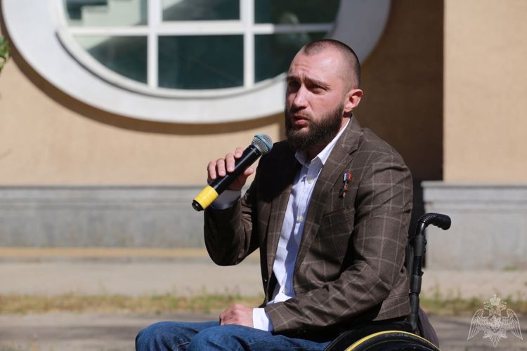 Ветеран белгородского ОМОН Герой России Вячеслав Воробьёв принял участие в открытии фотовыставки в честь 75-летия Победы