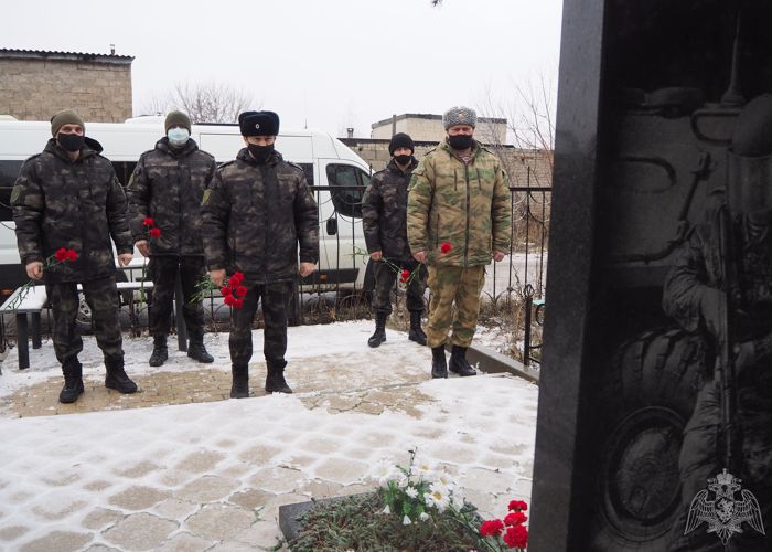 Белгородские росгвардейцы почтили память офицера СОБР, погибшего при исполнении служебного долга