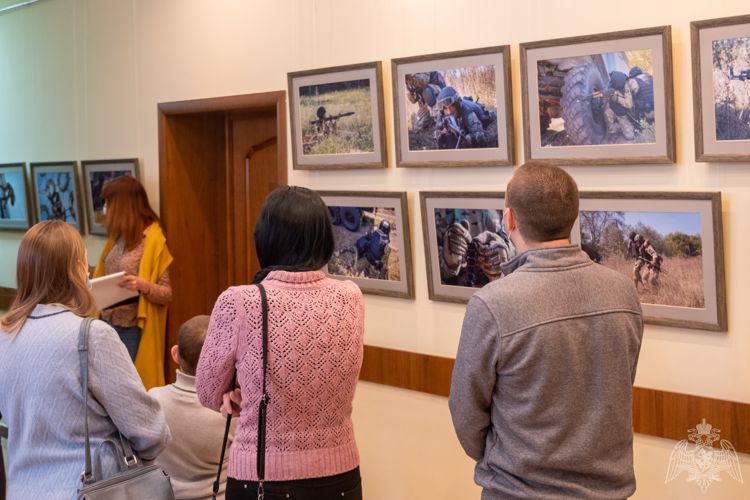 В преддверии Дня защитника Отечества белгородцам представили фотовыставку  «Росгвардия. Хранители спокойствия» 