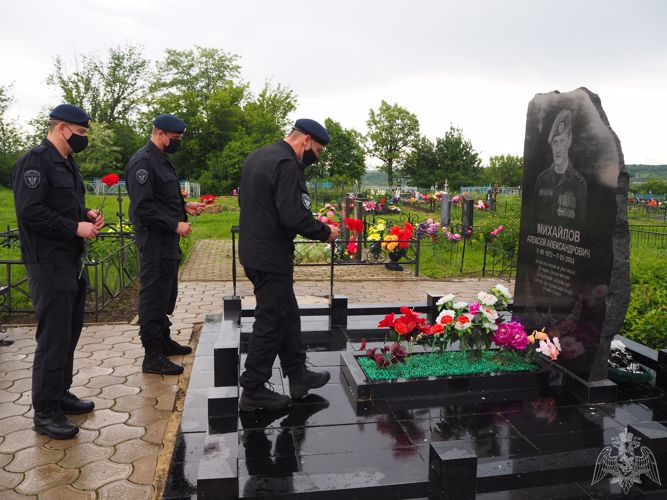 Офицеры СОБР «Белогор» почтили память боевого товарища