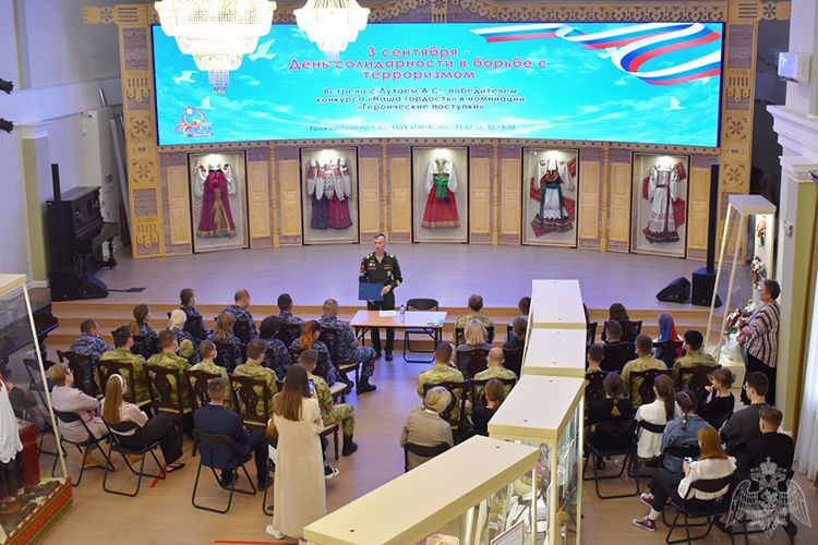 Белгородские росгвардейцы посетили выставку «Герой нашего времени»
