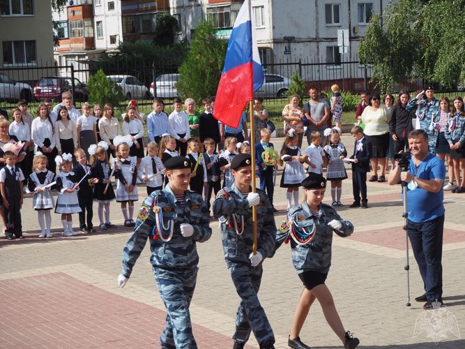 Белгородские росгвардейцы поздравили подшефных кадет с Днём знаний