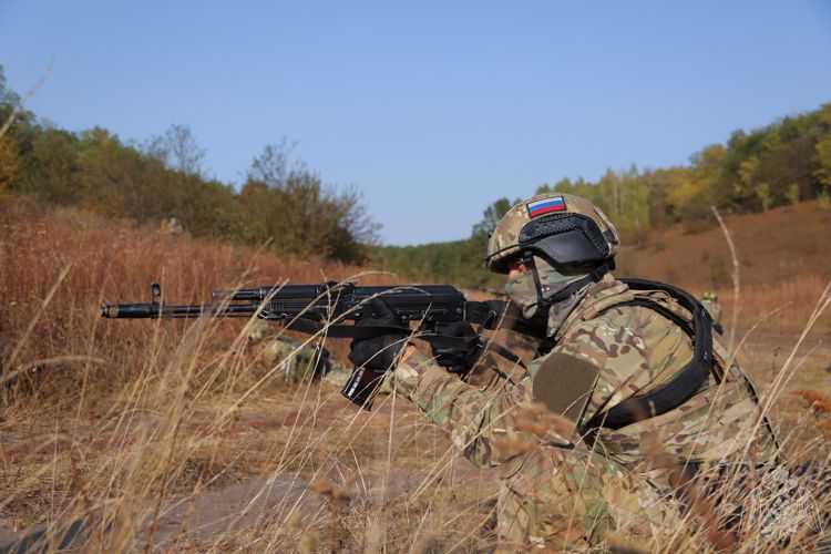 Бойцы белгородского ОМОН Росгвардии провели комплексные занятия в полевых условиях