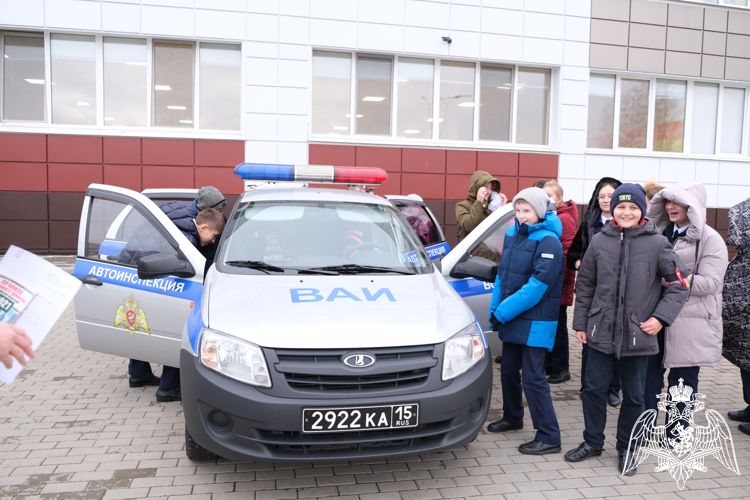 В Белгородской области автоинспекторы Росгвардии напомнили детям о правилах дорожного движения