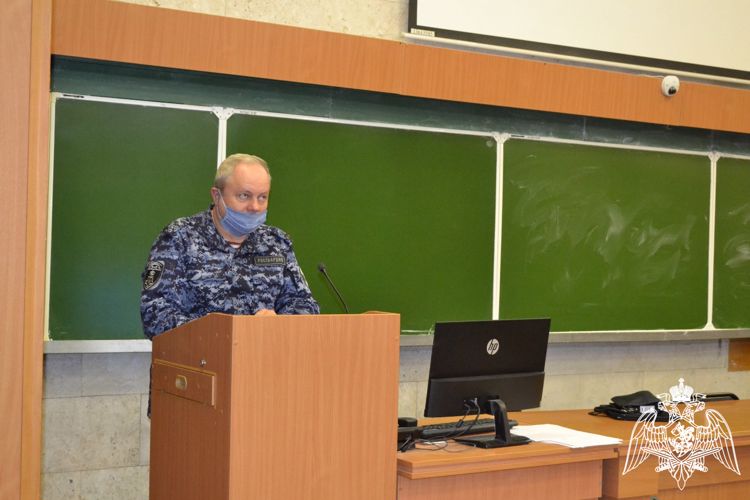 В Белгороде росгвардейцы провели встречу со студентами по вопросам безопасности