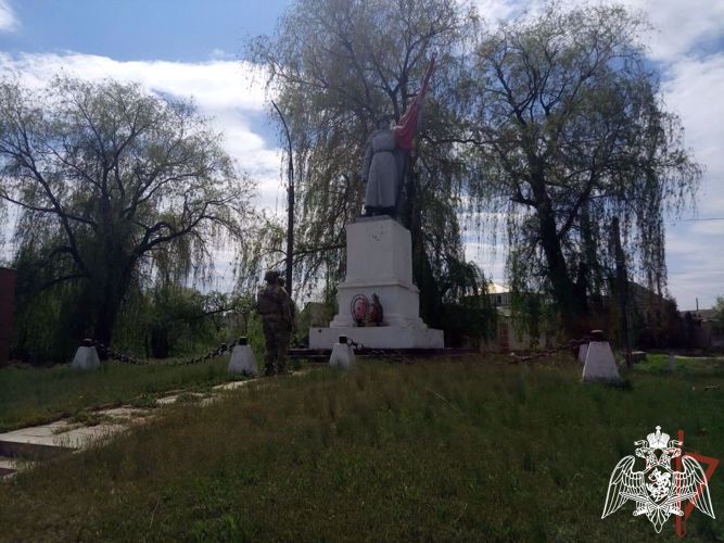 Военнослужащие Росгвардии отреставрировали воинские мемориалы в Харьковской области