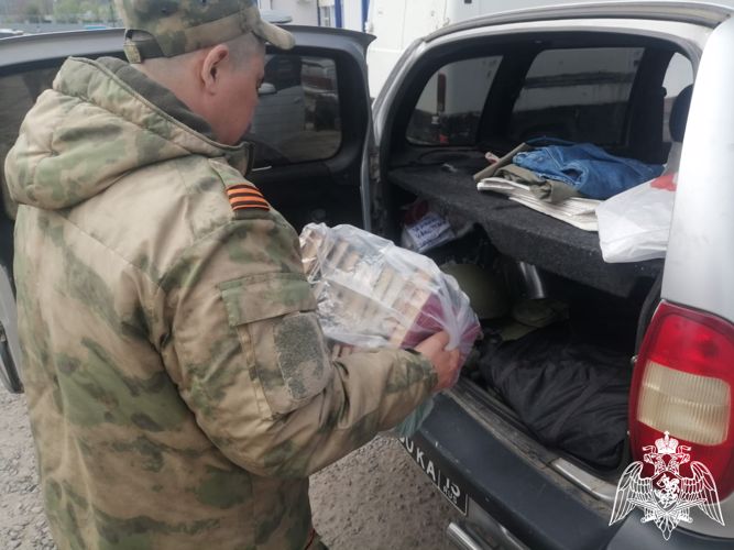 Росгвардейцы передали гуманитарную помощь беженцам из Украины и ЛДНР