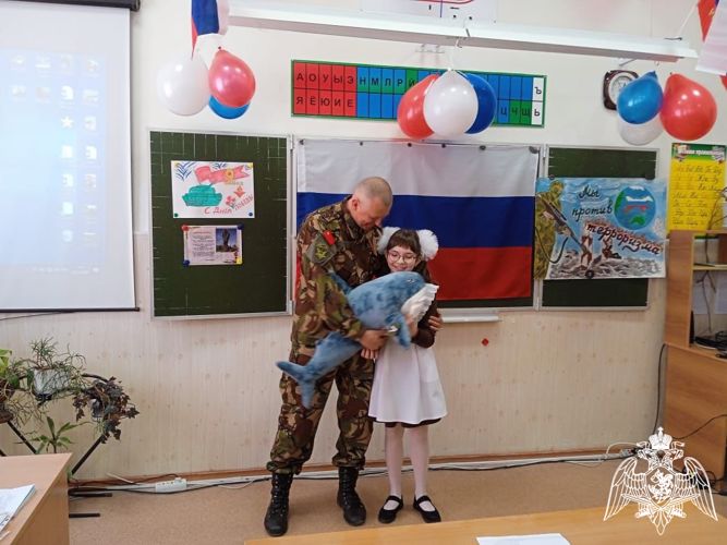 Бойцы Росгвардии с передовой поздравили юных россиян с Международным днем защиты детей