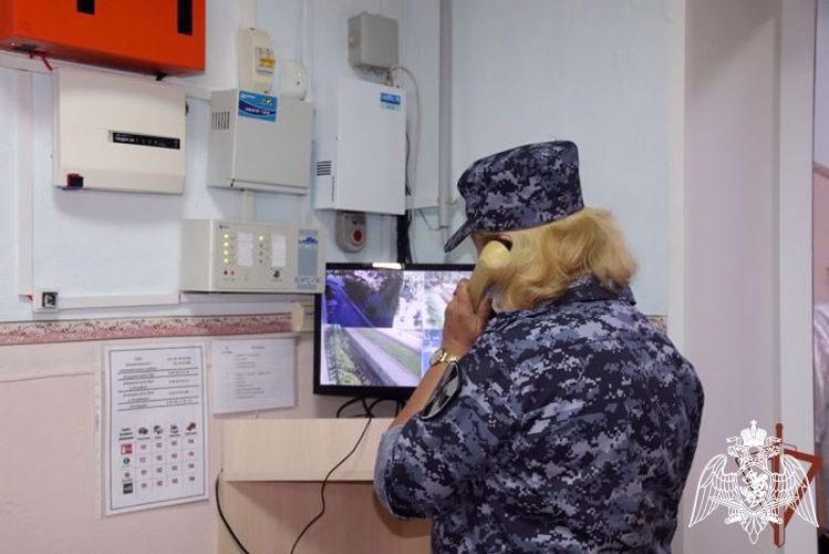 Росгвардия проверяет готовность систем безопасности образовательных учреждений к началу учебного года