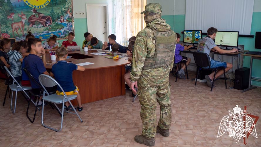 Росгвардия распространила видеокадры эвакуации детей из-под обстрела националистов в Николаевской области