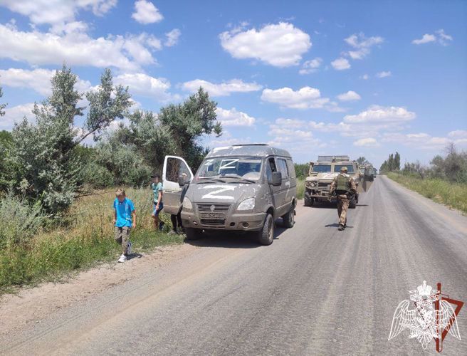 Росгвардия распространила видеокадры эвакуации детей из-под обстрела националистов в Николаевской области