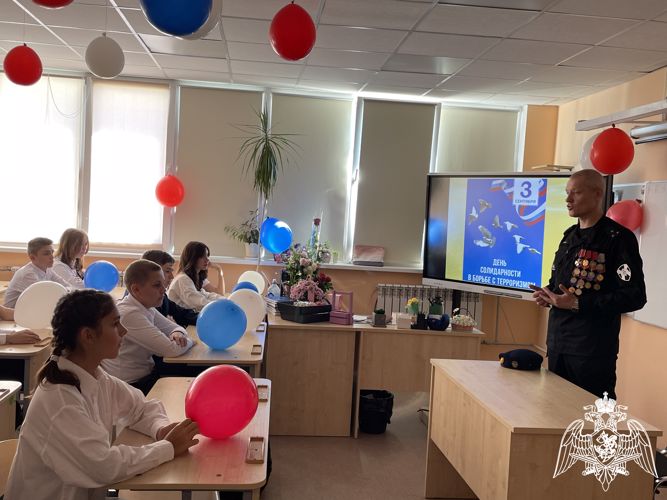 Белгородские росгвардейцы поздравили подшефных школьников с Днём знаний