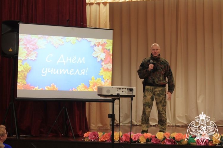 Белгородские росгвардейцы поздравили педагогов с профессиональным праздником