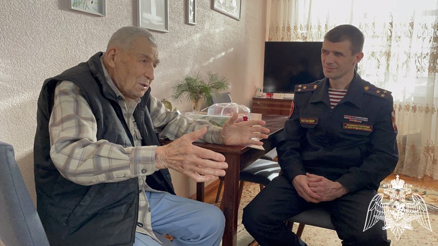 Белгородские росгвардейцы поздравили ветерана, участвовавшего в прорыве блокады Ленинграда