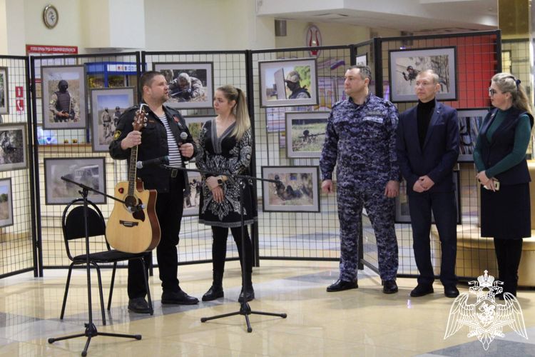 В преддверии Дня защитника Отечества белгородцам представили фотовыставку «Росгвардия. Хранители спокойствия»