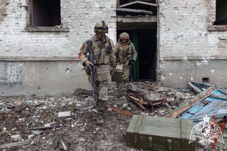 Разведчики Росгвардии обнаружили схрон с оружием и взрывчаткой вблизи охраняемого объекта