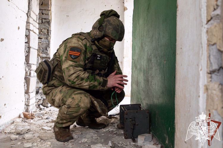 Росгвардейцы разминировали дорогу и ликвидировали схрон с боеприпасами в ДНР