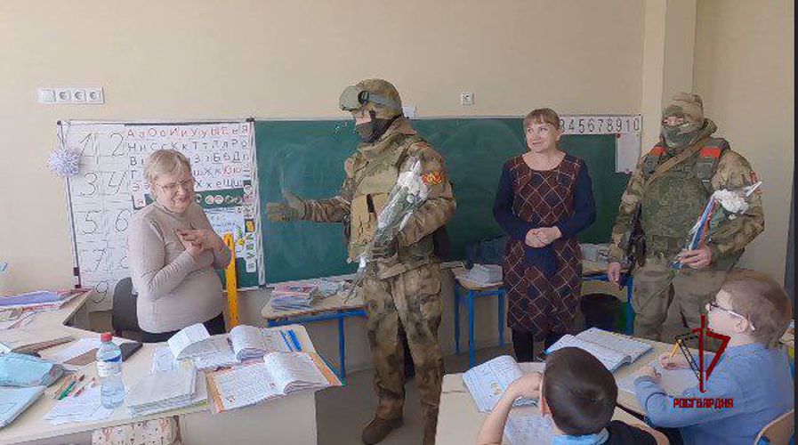 Росгвардейцы поздравили женщин с Международным Женским Днём в ДНР