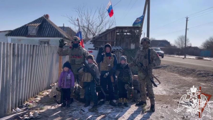 Юные патриоты, ежедневно провожающие росгвардейцев на боевые задачи в ЛНР, получили «сладкие боеприпасы»