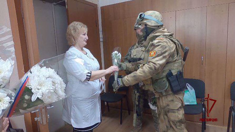 Росгвардейцы поздравили женщин с Международным Женским Днём в ДНР
