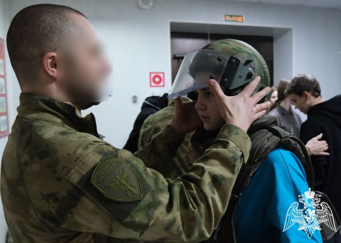 СОБР «Белогор» провел урок мужества для белгородских школьников