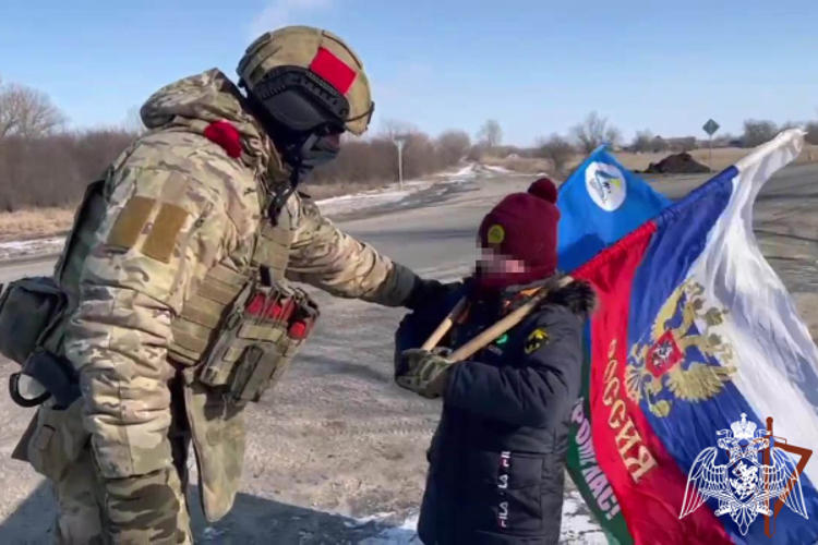 Юные патриоты, ежедневно провожающие росгвардейцев на боевые задачи в ЛНР, получили «сладкие боеприпасы»