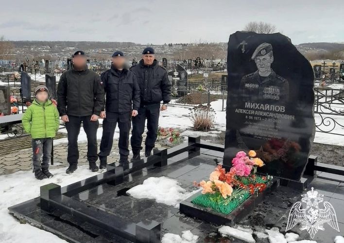 Офицеры СОБР «Белогор» почтили память боевого товарища