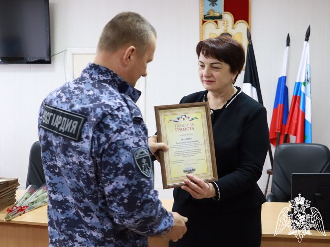 Администрация Чернянского района поздравила сотрудников вневедомственной охраны с Днем Росгвардии
