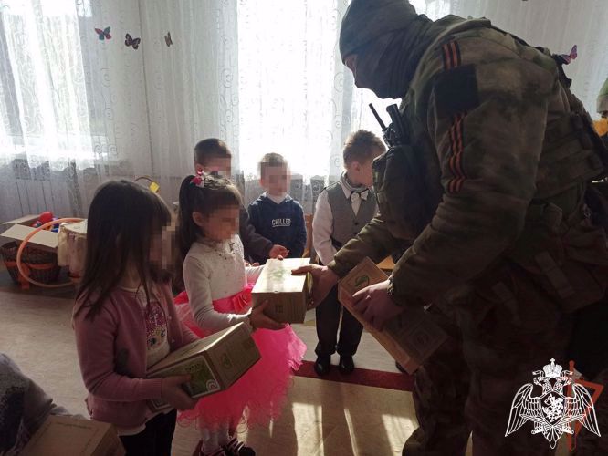 Росгвардейцы-участники СВО привезли сладости и игрушки воспитанникам детского сада в ЛНР