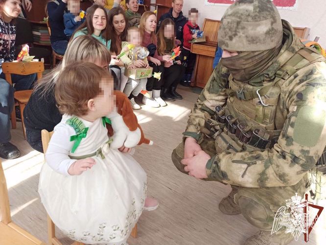 Росгвардейцы-участники СВО привезли сладости и игрушки воспитанникам детского сада в ЛНР