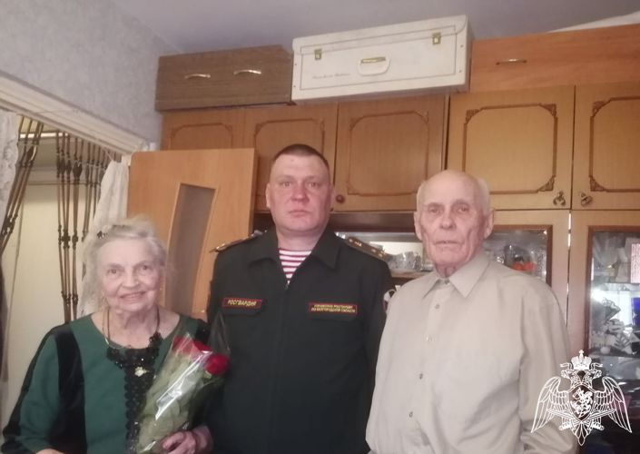 Белгородские росгвардейцы поздравили ветерана войск правопорядка с Днём Росгвардии