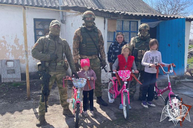 Росгвардейцы – участники спецоперации подарили велосипеды детям погибшего сотрудника Народной милиции ЛНР