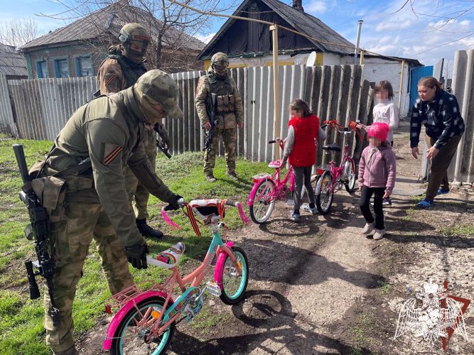 Росгвардейцы – участники спецоперации подарили велосипеды детям погибшего сотрудника Народной милиции ЛНР