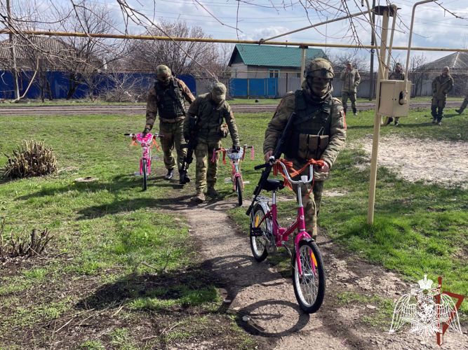 Росгвардейцы – участники спецоперации подарили велосипеды детям погибшего сотрудника Народной милиции ЛНР