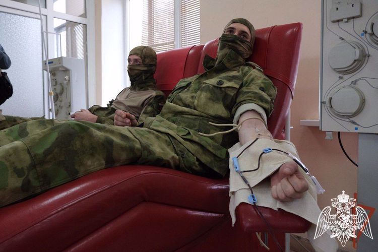 Выполняющие задачи СВО росгвардейцы в День донора сдали кровь для жителей ЛНР (видео)