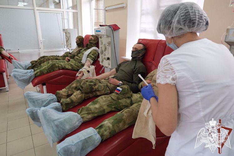 Выполняющие задачи СВО росгвардейцы в День донора сдали кровь для жителей ЛНР (видео)