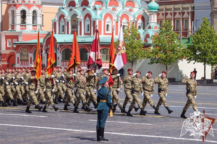 Военнослужащие Росгвардии приняли участие в параде на Красной площади (видео)