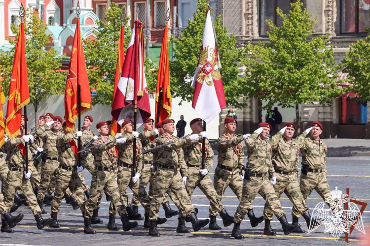 Военнослужащие Росгвардии приняли участие в параде на Красной площади (видео)