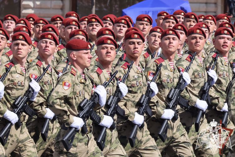 Военнослужащие Росгвардии приняли участие в параде на Красной площади (видео)