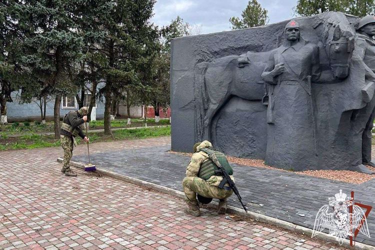 Росгвардейцы в Запорожской и Херсонской областях привели в порядок памятники и захоронения ветеранов Великой Отечественной войны