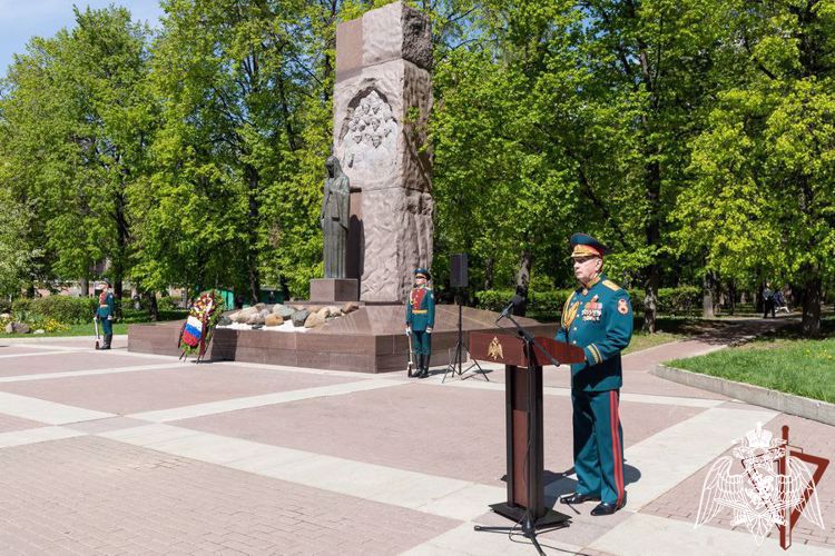 В преддверии Дня Победы генерал армии Виктор Золотов поздравил ветеранов Великой Отечественной войны (видео)