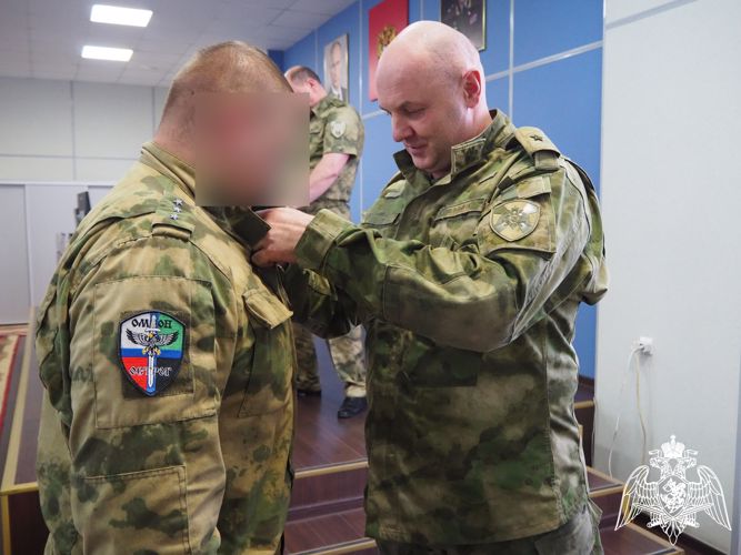 Первый заместитель командующего Центральным округом Росгвардии, Герой России генерал-майор Вячеслав Пытков наградил белгородских росгвардейцев
