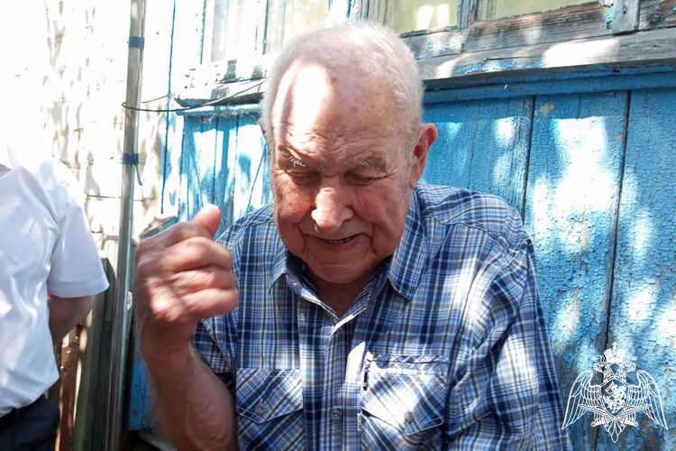 Росгвардейцы помогли починить крышу 101-летнему участнику Сталинградской битвы